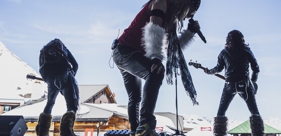 Eine Coverband spielt ihr Konzert während des Cover Festivals Davos Klosters bei der Parsennhütte