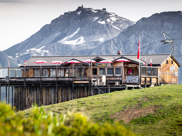 View of the Hubelhütte, in the background skiing area Parsenn | © Davos Klosters Mountains