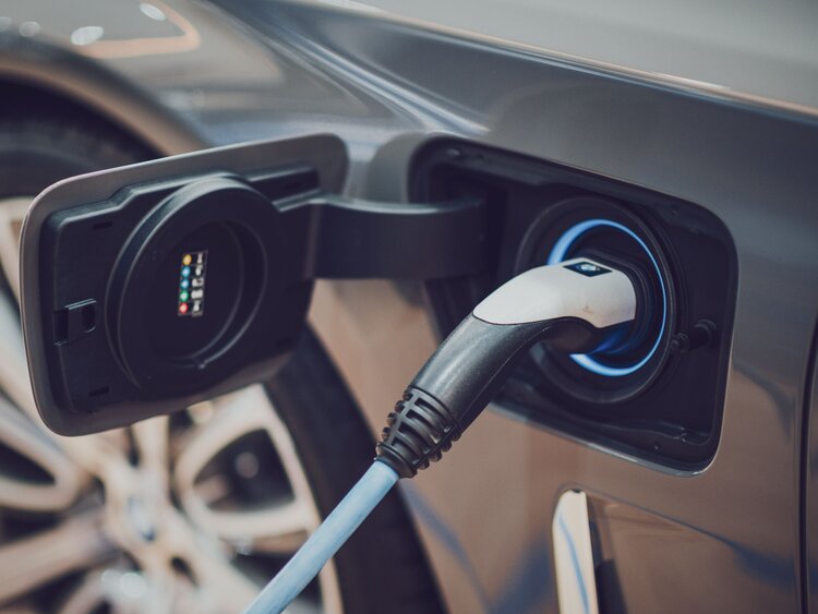 E-Auto Ladekabel einstecken | © Chutter Snap