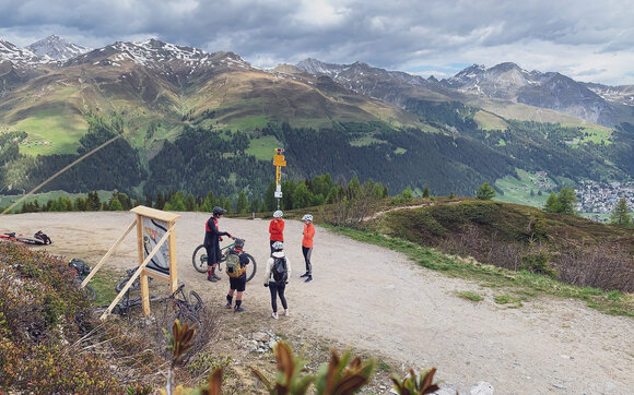 Instruktor mit seiner Bikegruppe am Rinerhorn. | © Davos Klosters Mountains