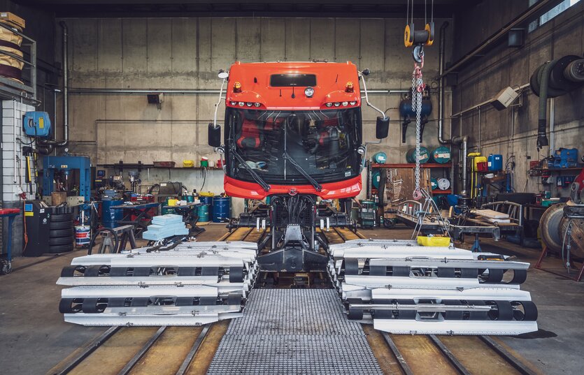 Der Pistenbully wird für die Revision in seine Einzelteile zerlegt und steht in der Garage Usser Isch. | © Davos Klosters Mountains