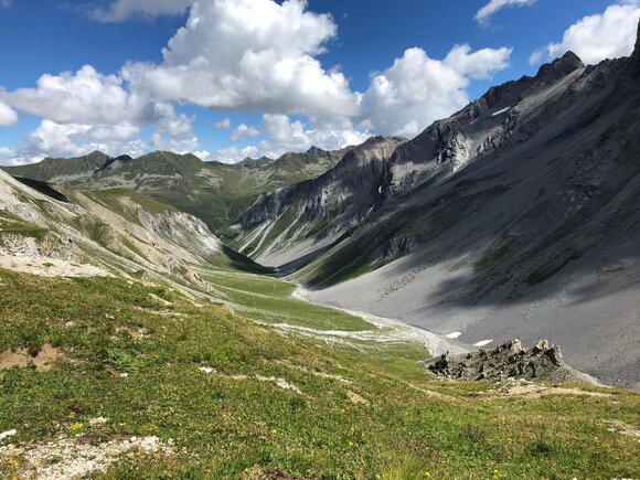 Blick von der Fanezfurgga in das wunderschöne Ducantal in Davos. | © Davos Klosters Mountains