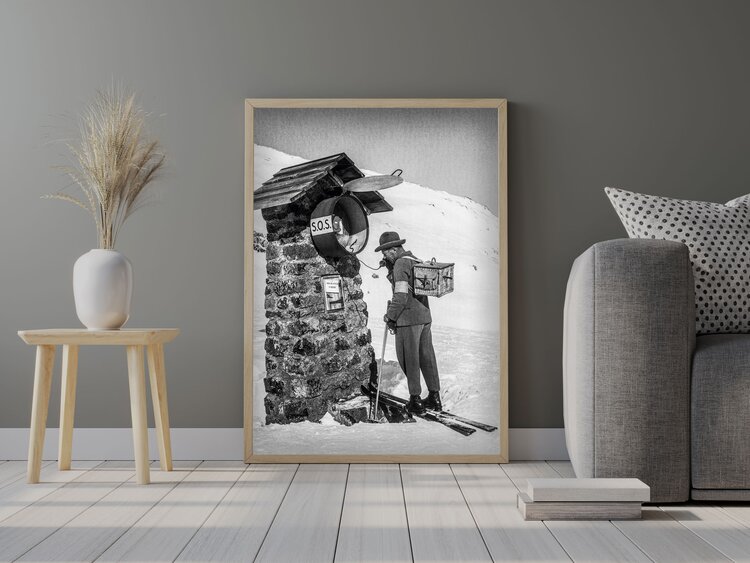 Nostalgie Poster mit Patroulleur welcher den SOS telefonisch kontaktiert | © Davos Klosters Mountains 