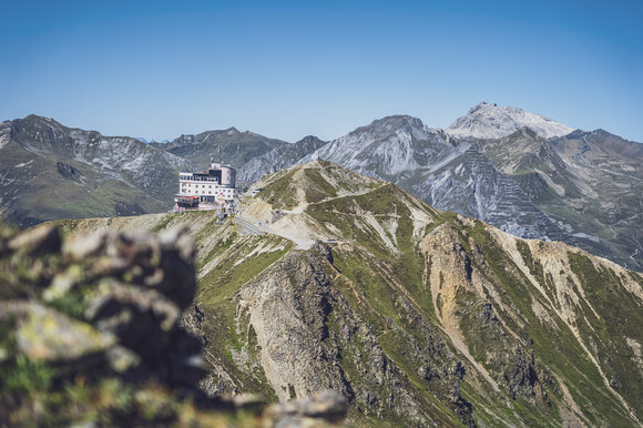 Blick vom Jatzhorn zur Jakobshorn Bergstation mit Bergpanorama im Hintergrund. | © Davos Klosters Mountains