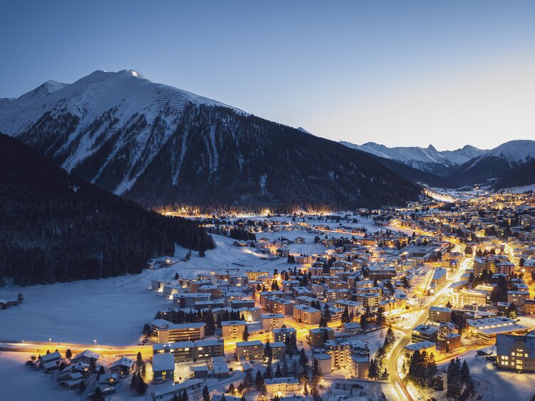 Davos bei Nacht mit Sicht zum Jakobshorn. | © Davos Klosters Mountains