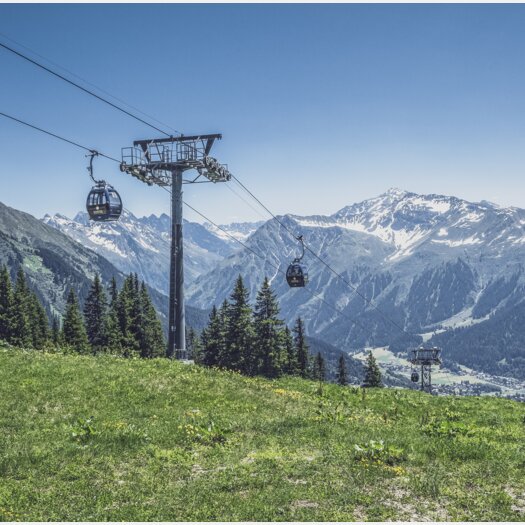 Gondelbahn Madrisa mit Berglandschaft im Hintergrund. | © Davos Klosters Mountains