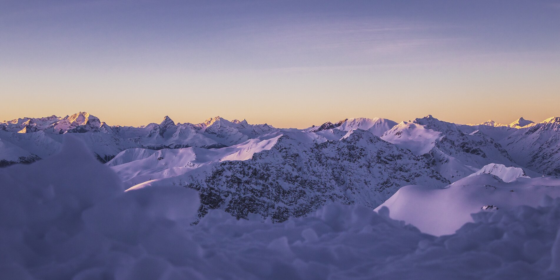 Bergpanorama bei Sonnenaufgangsstimmung mit Blick in Richtung Tinzenhorn. | © Davos Klosters Mountains