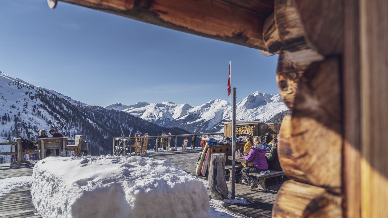 Sonnenterrasse des Restaurants Mäderbeiz auf Pischa. | © Davos Klosters Mountains