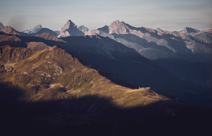 Blick in Richtung Rinerhorn, mit der von der Sonne beleuchteten Hubelhütte, das Tinzenhorn im Hintergrund. | © Davos Klosters Mountains