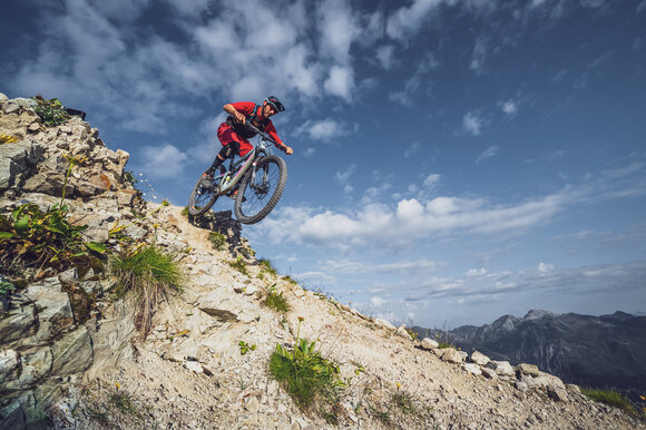 Mountainbiker unterwegs in den Alpen  | © Davos Klosters Mountains 