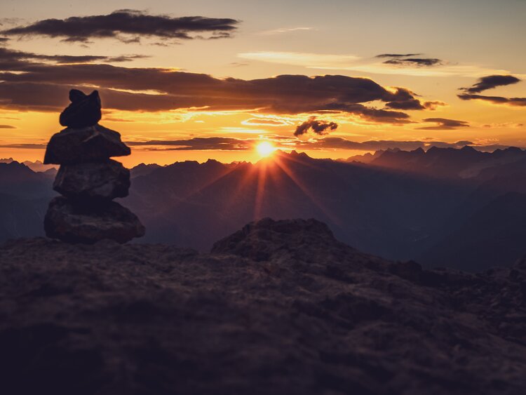 A cairn at sunset. | © Davos Klosters Mountains