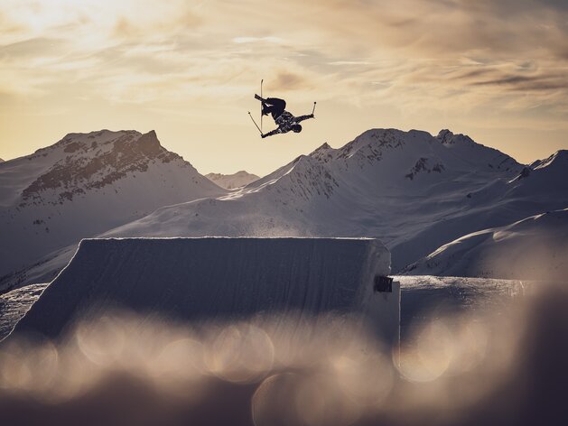 Freestyler aktiv in der Luft  | © Davos Klosters Mountains 