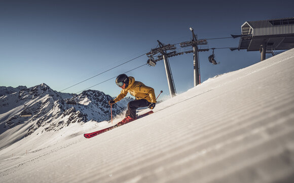 Skifahrer auf Talabfahrt  | © Davos Klosters Mountains 