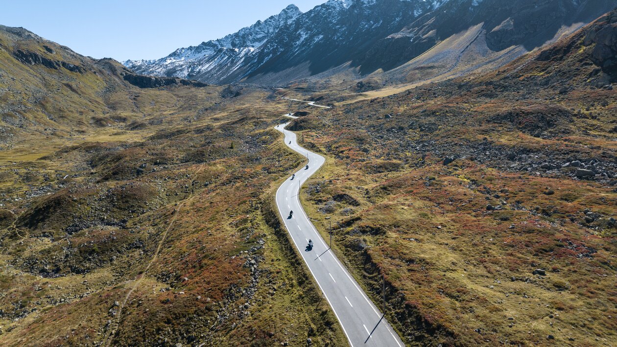 Mehrere Biker am Flüelapass im Sonnenschein | © Andri Flury DDO