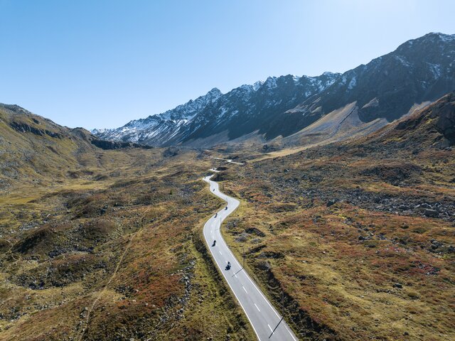 Mehrere Biker am Flüelapass im Sonnenschein | © Andri Flury DDO