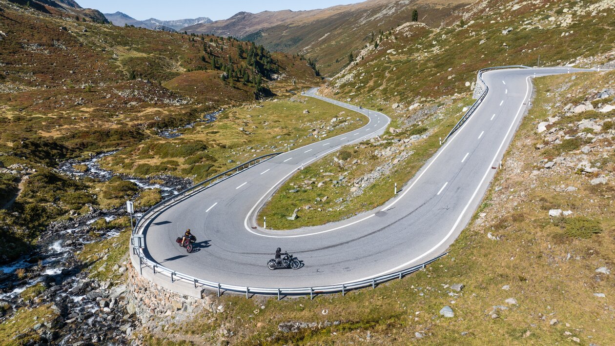 Zwei Biker am Flüelapass | © Andri Flury DDO