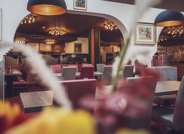 Restaurant mit mehreren Tischen und Stühlen  | © Davos Klosters Mountains 