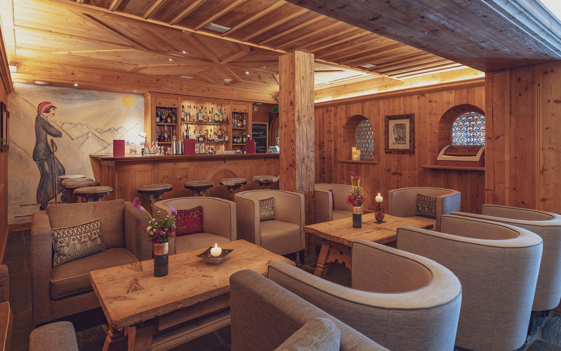 Barbereich mit viel Holz und Sessel vom Alpina Hotel in Klosters