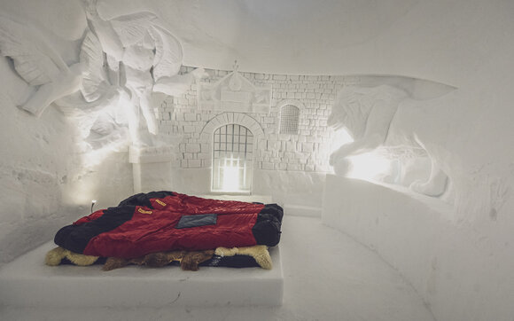 Schneebett mit Doppelschlafsack und Lammfell  | © Davos Klosters Mountains 
