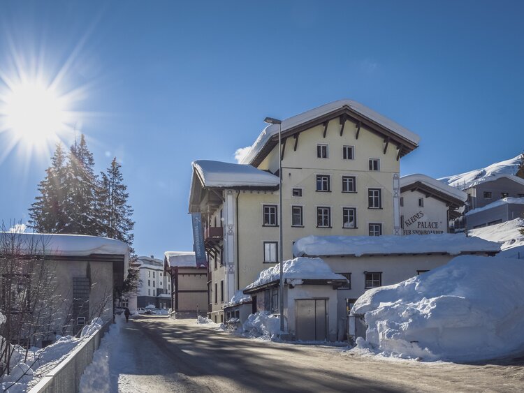 Mehrstöckiges Gebäude mit Fenstern und Balkonen | © Davos Klosters Mountains 