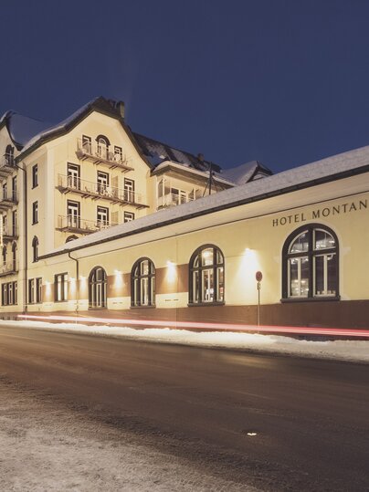 Winterliche Aussenansicht eines älteren mehrstöckigen Gebäudes im Jugendstil | © Davos Klosters Mountains 