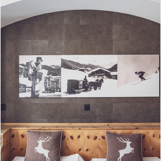 Wandbild über dem Doppelbett | © Davos Klosters Mountains
