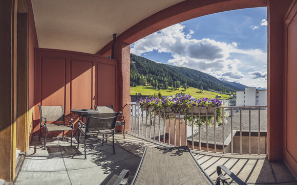 Balkon mit wunderschöner Sommer Bergkulisse in Davos.  | © Davos Klosters Mountains 