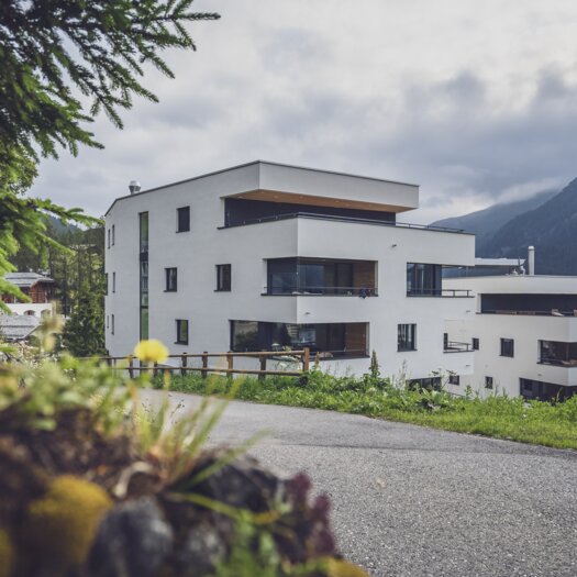 Blick auf die drei Häuser des Parsenn Resorts im Sommer | © Davos Klosters Mountains