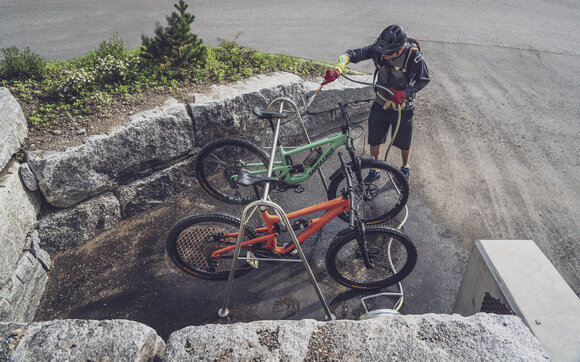 Biker wäscht bei der Bikestation sein Mountainbike. | © Davos Klosters Mountains